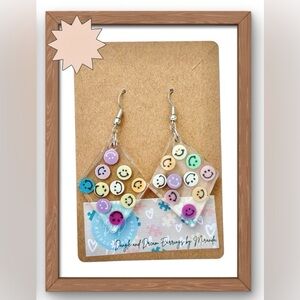 Smiley Face Dangle Earrings

🌸🌟🌟Bundle Discounts Available🌟🌟🌸